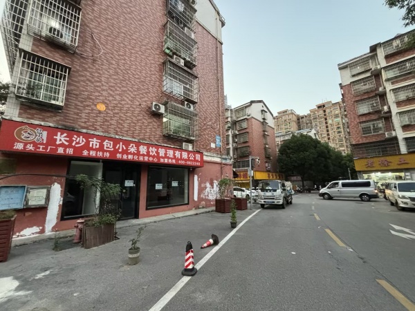 Y09047房东直租!月湖小区临街拐角125平门面直租 Y09047房东直租!月湖小区临街拐角125平门面直租