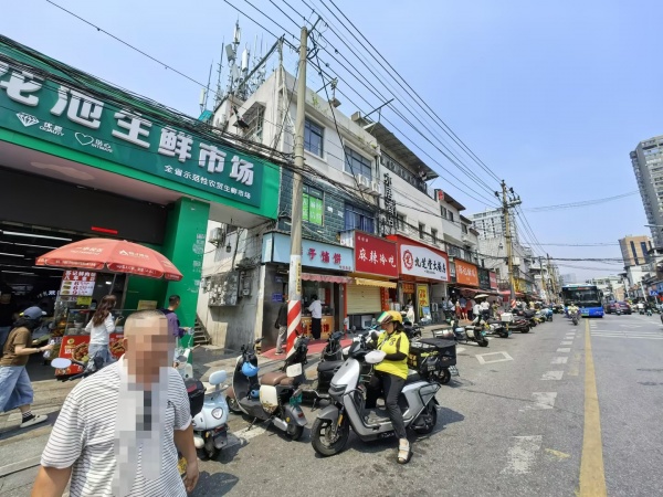 A09087市中心五一网红商圈.临街一排3处旺铺优价出租 A09087市中心五一网红商圈.临街一排3处旺铺优价出租