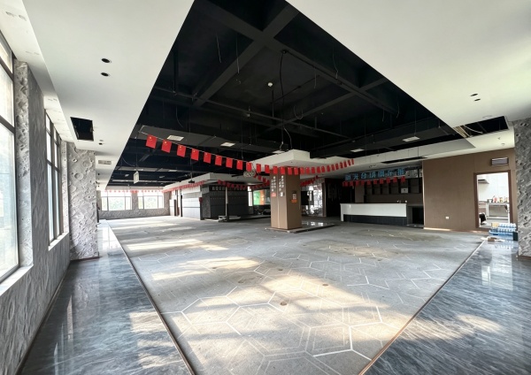 Y09097万人小区出入口旁.2楼550平门面出租.房东直租 Y09097万人小区出入口旁.2楼550平门面出租.房东直租