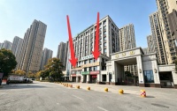 Y09097万人小区出入口旁.2楼550平门面出租.房东直租