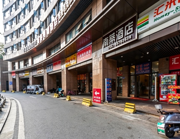 A10087汽车南站高升时代广场50间客房精装酒店整体转让 A10087汽车南站高升时代广场50间客房精装酒店整体转让