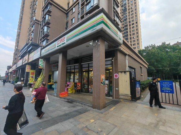 Y10092房东直租星沙深业睿城小区出入口旺铺出租,业态不限 Y10092房东直租星沙深业睿城小区出入口旺铺出租,业态不限