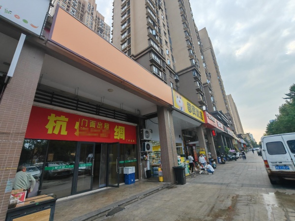 Y10092房东直租星沙深业睿城小区出入口旺铺出租,业态不限 Y10092房东直租星沙深业睿城小区出入口旺铺出租,业态不限